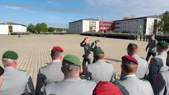 Soldaten auf einem Platz