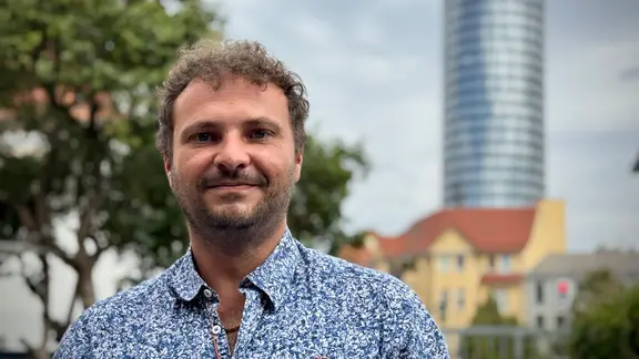 Ein Mann steht in der Innenstadt von Jena.