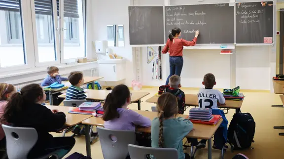 Junge Lehrerin in einer Schulklasse in Halle, 2024.