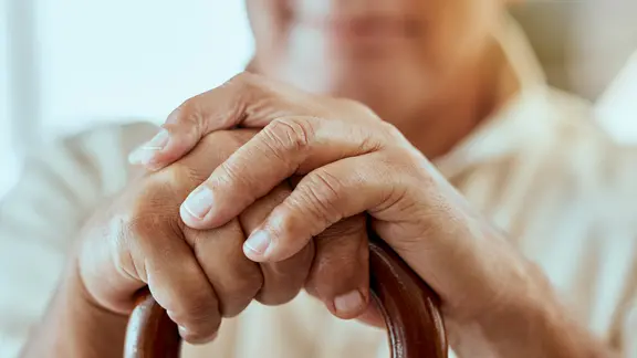 Senior hält Gehstock