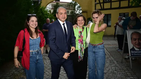 Octavian Ursu mit Ehefrau Desiree Ursu und den Töchtern Diandra und Silvana bei der Wahlparty des Amtsinhabers und Oberbürgermeisterkandidaten Octavian Ursu im Ristorante Da Vinci.