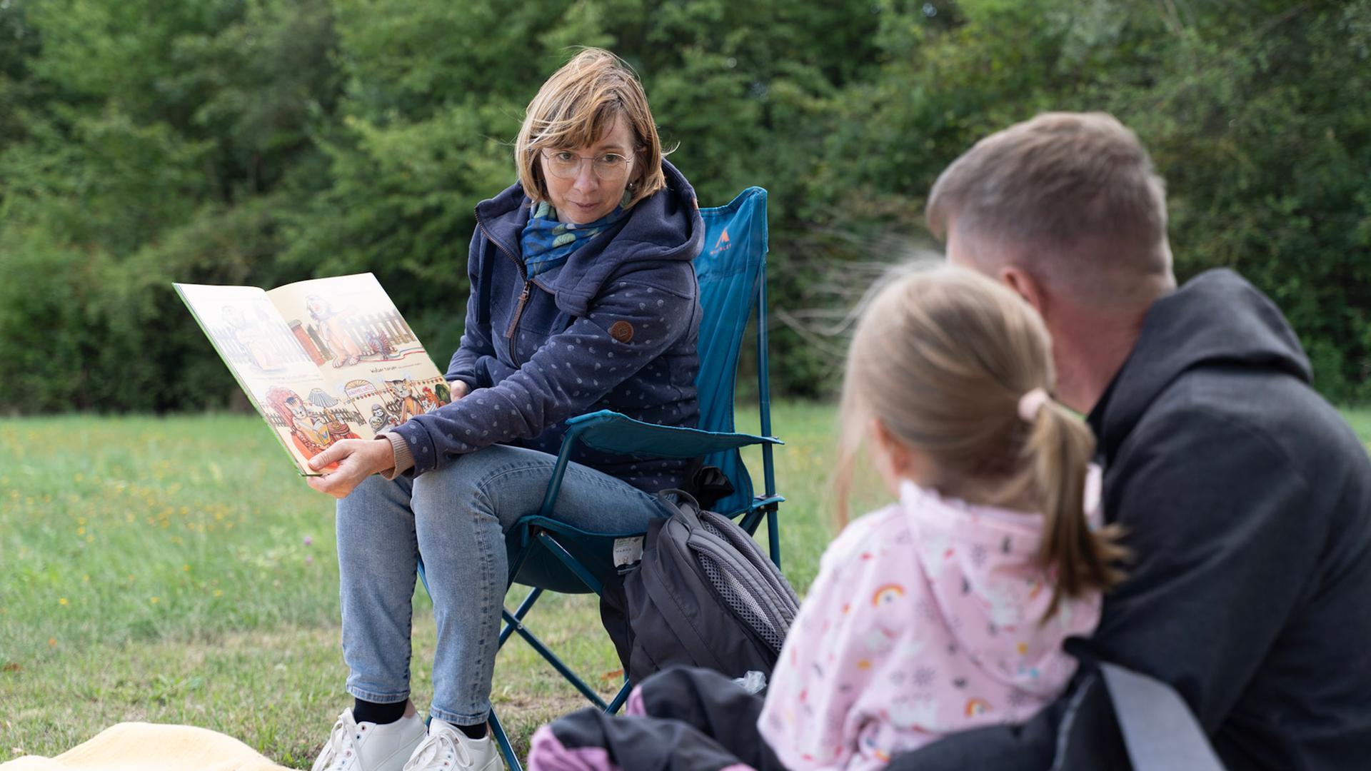 Beim Vorlese-Picknick in Belgern-Schildau hören Kinder spannende Geschichten