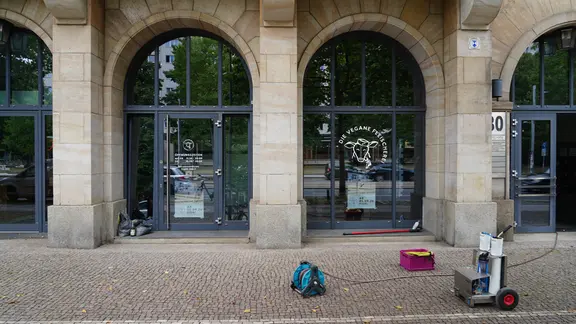 Wo früher ein Spieleladen war, zieht nun die vegane Fleischerei ein.