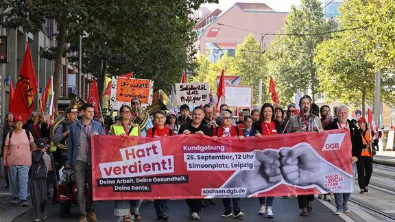DGB-Demonstranten mit einem Banner auf der Straße.,