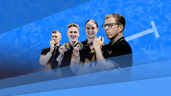 Drei deutsche Schwimmerinnen und Schwimmer halten ihre Medaillen lächelnd in die Kamera, daneben steht ein Trainer Bernd Berkhahn mit verschränkten Armen vor blauem Hintergrund.