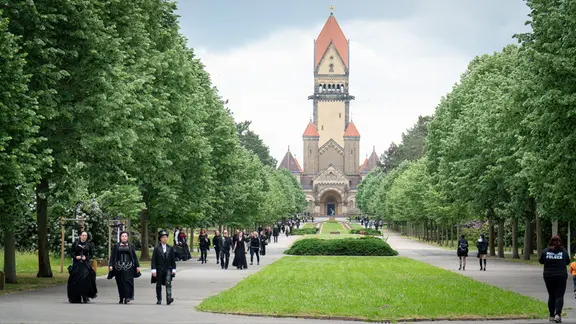 WGT-Teilnehmer spazieren über den Südfriedhof