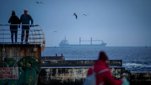Ein Frachter läuft am frühen Morgen aus dem Hafen von Odessa auf das Schwarze Meer aus.