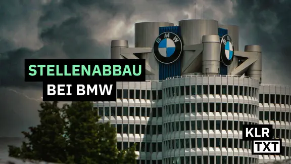 Die BMW Zentrale in München umgeben von Gewitterwolken. 