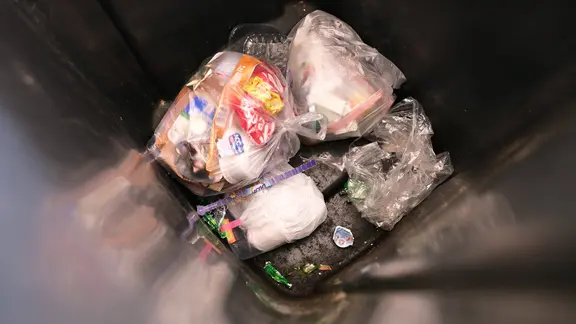 Eikn Mülleimer mit Verpackungsmüll.