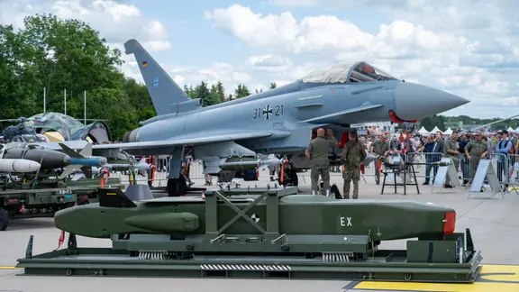 Ein Marschflugkörper Taurus steht vor einem Eurofighter der Luftwaffe beim Tag der Bundeswehr auf dem Fliegerhorst Laage des taktischen Luftwaffengeschwaders 73 "Steinhoff", 6. Juni 2026.