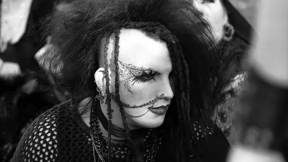 Kunstvoll geschminkter Besucher des 7. Wave-Gotik-Festivals in Leipzig