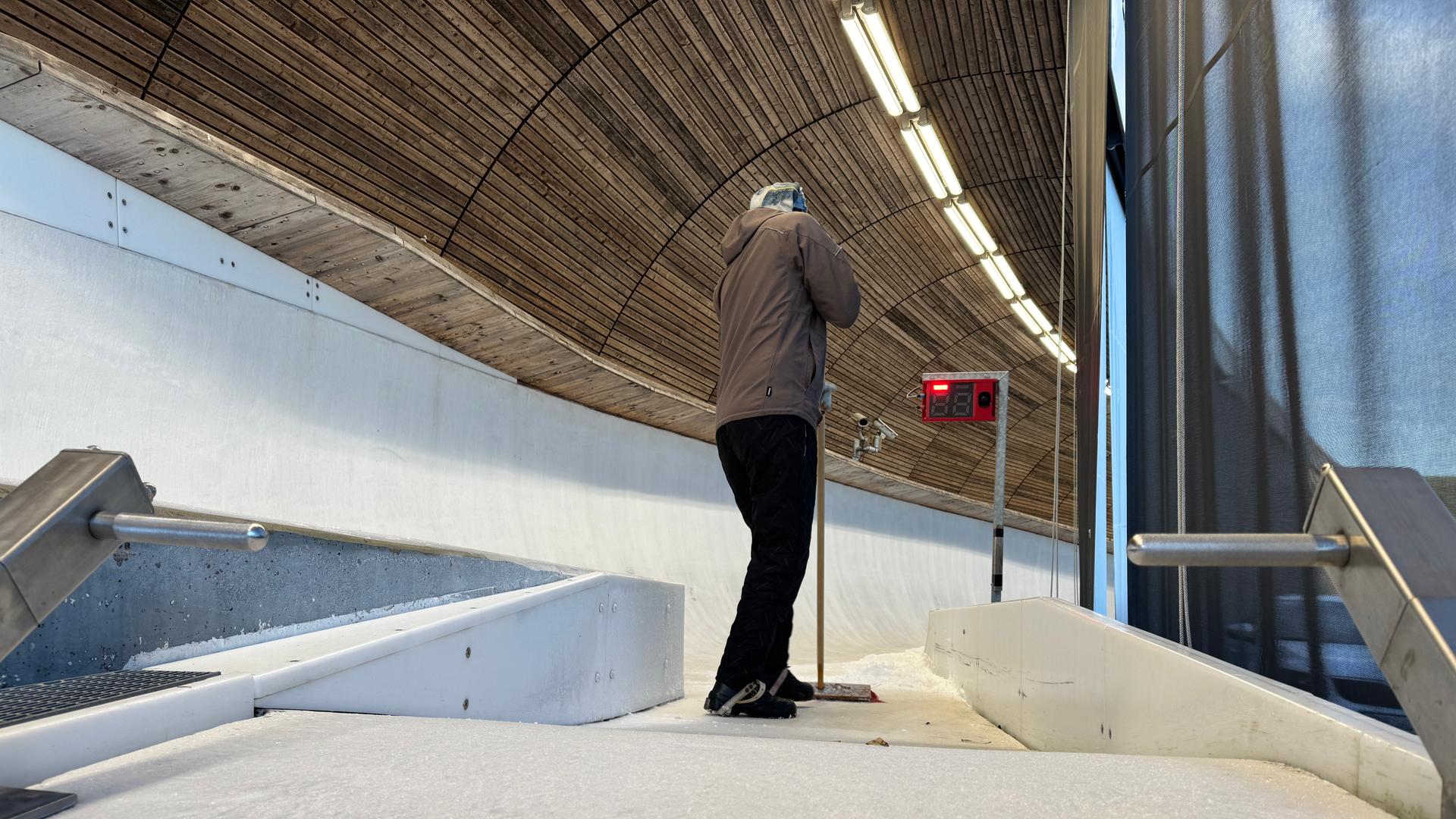 Mann bereitet Rodelbahn vor | MDR Tino Geist