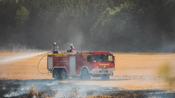 Feuerwehr löscht abgeerntetes Getreidefeld in Zickra (Kreis Greiz)