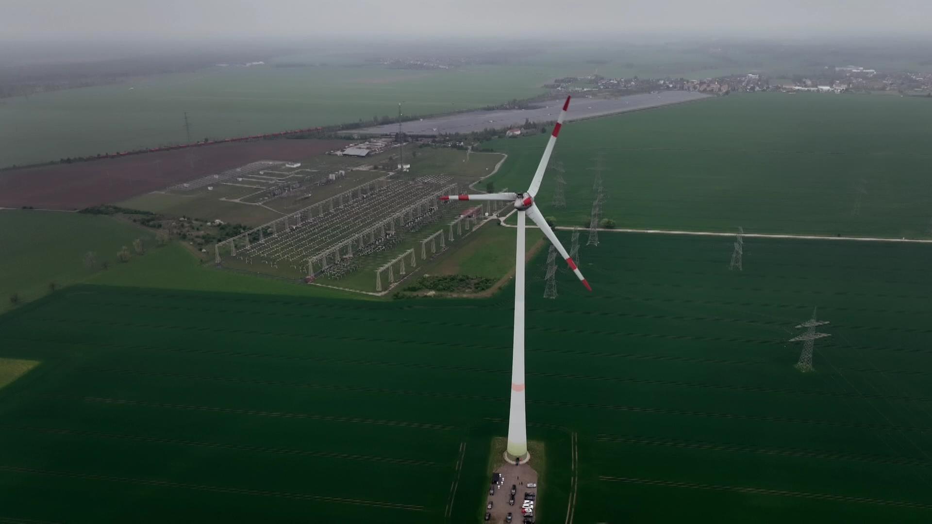 Windkraftanlage in der Landschaft (Drohnenaufnahme) | MDR