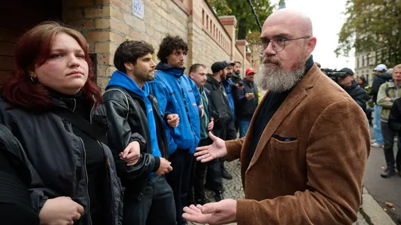 Dem Landtagsvizepräsidenten Hans-Thomas Tillschneider (AfD) wird der Zutritt zur Synagoge versperrt 