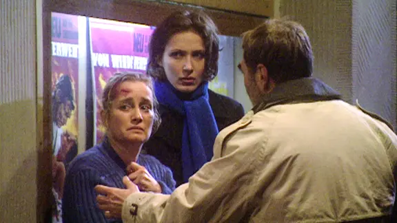 Anita Wüst (Nadja Engel) steht mit Maia Dietz (Ina Rudolph) und Dr. Thomas Straub (Gunter Schoß) vor einem Kino.