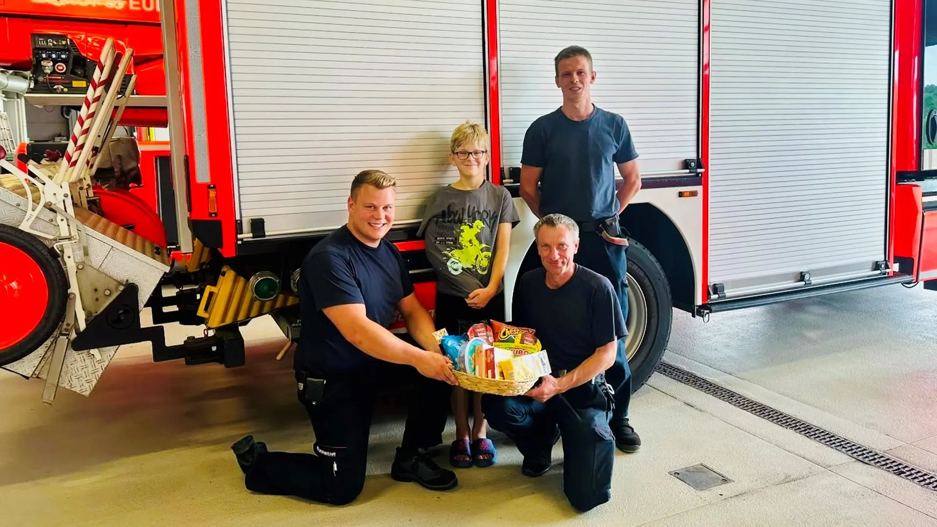 Dankeschön und Geschenk: Geretteter Junge dankt der Feuerwehr Plauen