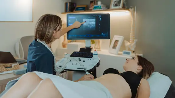 Eine Gynäkologin untersucht eine Patientin per Ultraschall.