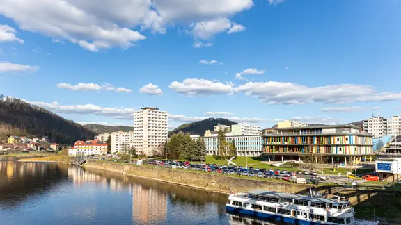 An  einer Kaimauer in Decin liegt ein Ausflugsschiff und wartet auf Gäste.