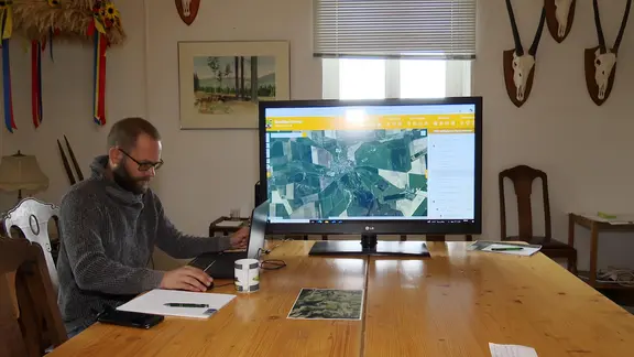Landwirt Christian Münchhoff am Computer