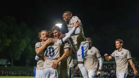 Jubel bei den Spielern des FC Carl Zeiss Jena nach einem Treffer bei Tasmania Berlin.