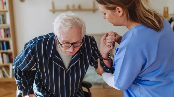 Eine Pflegekraft und ein Senior