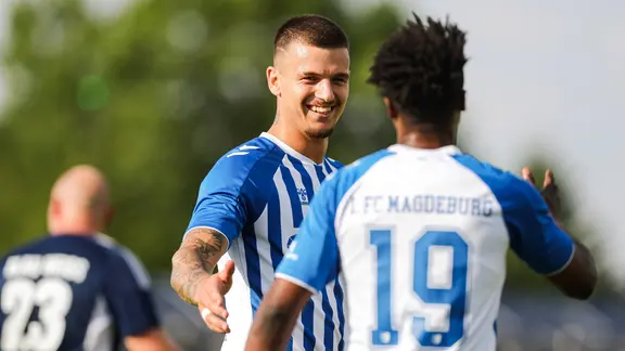 Mateusz Zukowski jubelt nach einem Tor im Testspiel
