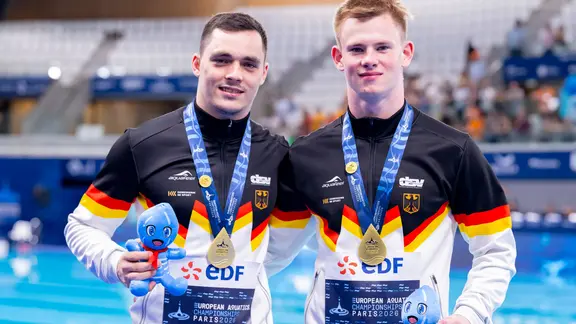 Die Wasserspringer Lou Massenberg (li.) und Jonathan Schauer präsentieren ihre Goldmedaillen bei der Schwimm-EM in Paris. 