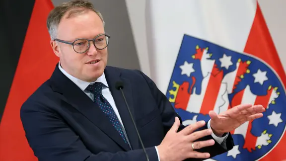 Mario Voigt (CDU), Ministerpräsident von Thüringen, während einer Ansprache