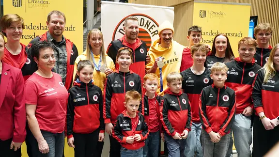 Die Skeleton-Sportler Susanne Kreher und Axel Jungk werden von Fans feierlich begrüßt. 