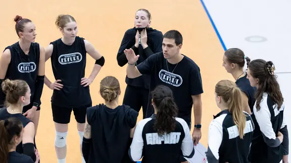 Schwarz-Weiß Erfurts Trainer Pablo Sanchez im Kreise seiner Spielerinnen. 