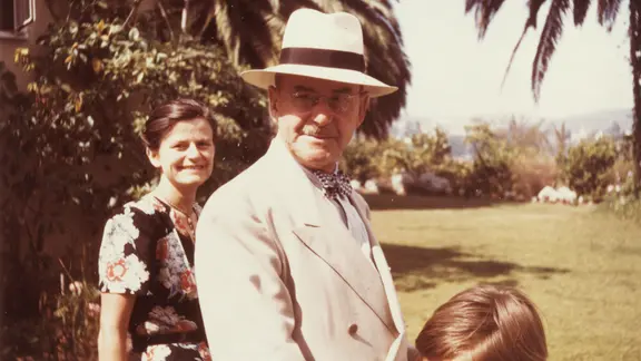 Der deutsche Schriftsteller Thomas Mann trägt einen Hut, während er neben seiner Tochter Elisabeth Mann in einem Garten steht (etwa 1946)