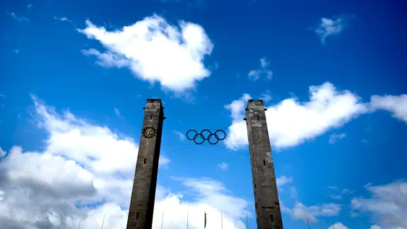 Die Olympischen Ringe am Eingang vom Berliner Olympiastadion.
