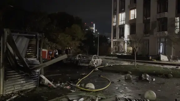 Trümmer vor einem Hochhaus in Kiew nach einem Drohnenangriff