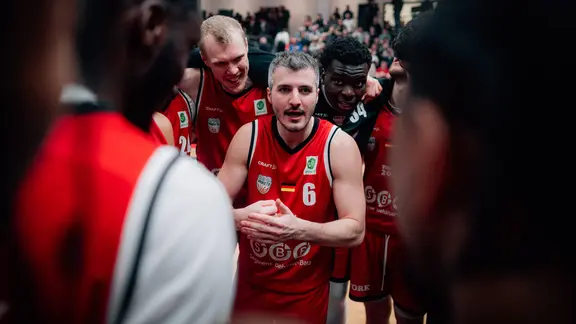Baskets-Kapitän Martin Bogdanoc spricht zu seinen Mitspielern