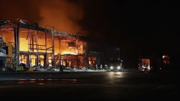 Eine Lagerhalle in Kiew steht in Großbrand.