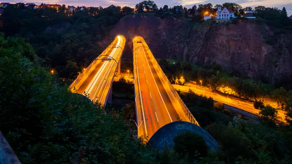 A17-Brücke zwischen den Tunneln Coschütz und Dözschen bei Dresden bei Nacht