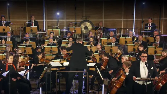Orchester spielt auf der Bühne