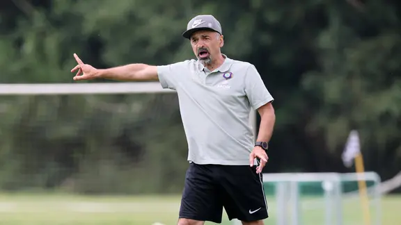 Erzgebirge Aues Trainer Kvicha Shubitidze gibt Anweisungen.