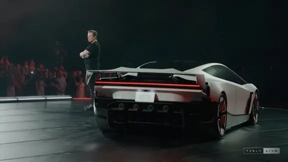 Der neue Tesla Roadster. Das Auto kann für kurze Strecken mittels Raketendüsen fliegen.