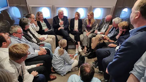 Frank-Walter Steinmeier führt an Bord eines Flugzeugs der Flugbereitschaft ein Hintergrundgespräch mit Journalisten.