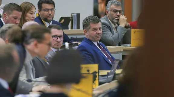 Noch-Ministerpräsident Sven Schulze blickt im Landtag von Magdeburg in die Kamera.