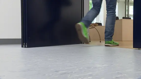 Ein Angeklagter betriff einen Verhandlungssaal im Landgericht Erfurt.