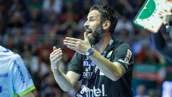 SC Magdeburg Handball Trainer Bennet Wiegert steht gestikulierend am Spielfeldrand. 
