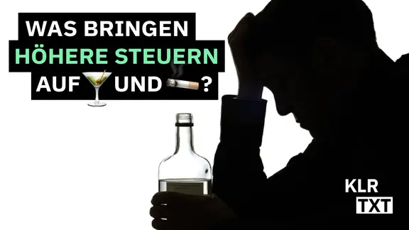 Silhouette eines verzweifelten Mannes mit Schnapsflasche.
