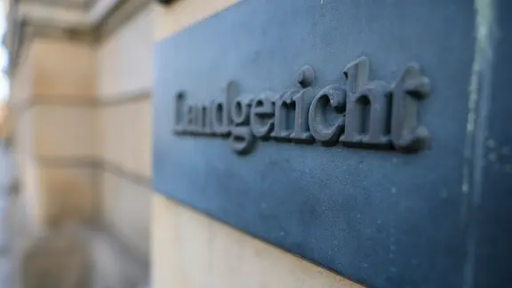 Das Schild „Landgericht“ hängt am Gerichtsgebäude.