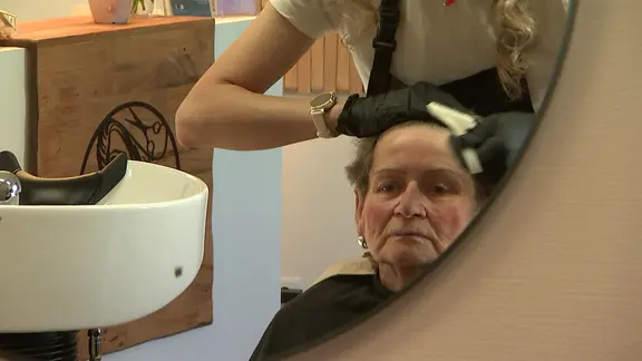 Frau wird frisiert
