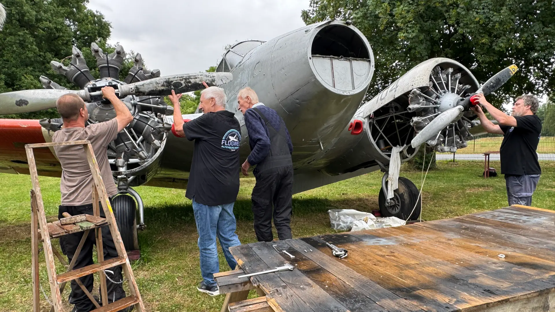 In Altenburg-Nobitz wird eine historische Beechcraft D18S