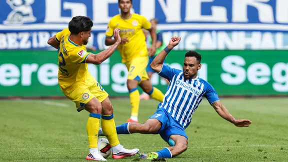 Herbert Bockhorn (1. FC Magdeburg) trifft Gegenspieler Fabio Di Michele Sanchez (Eintracht Braunschweig) und bekommt dafür die Rote Karte