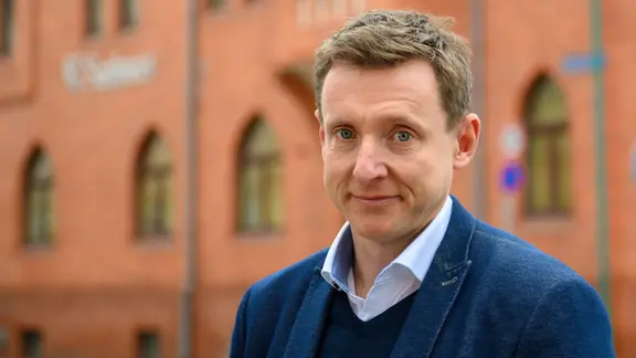 Andreas Brohm (parteilos), Bürgermeister von Tangerhütte, steht vor dem Rathaus der Einheitsgemeinde.